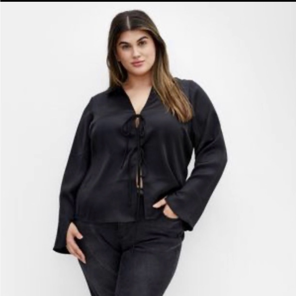 Black Tie-Front V-Neck Women's Top Hattie city chic size S/16 New with Tags